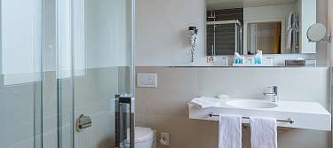 Bathroom Double Room Queen Economy 